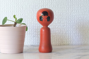 Small Vintage Sosaku Kokeshi by Hideo Ishihara (1925-1999) | Titled: Aka Warabe - Red Kid | 9,5 cm