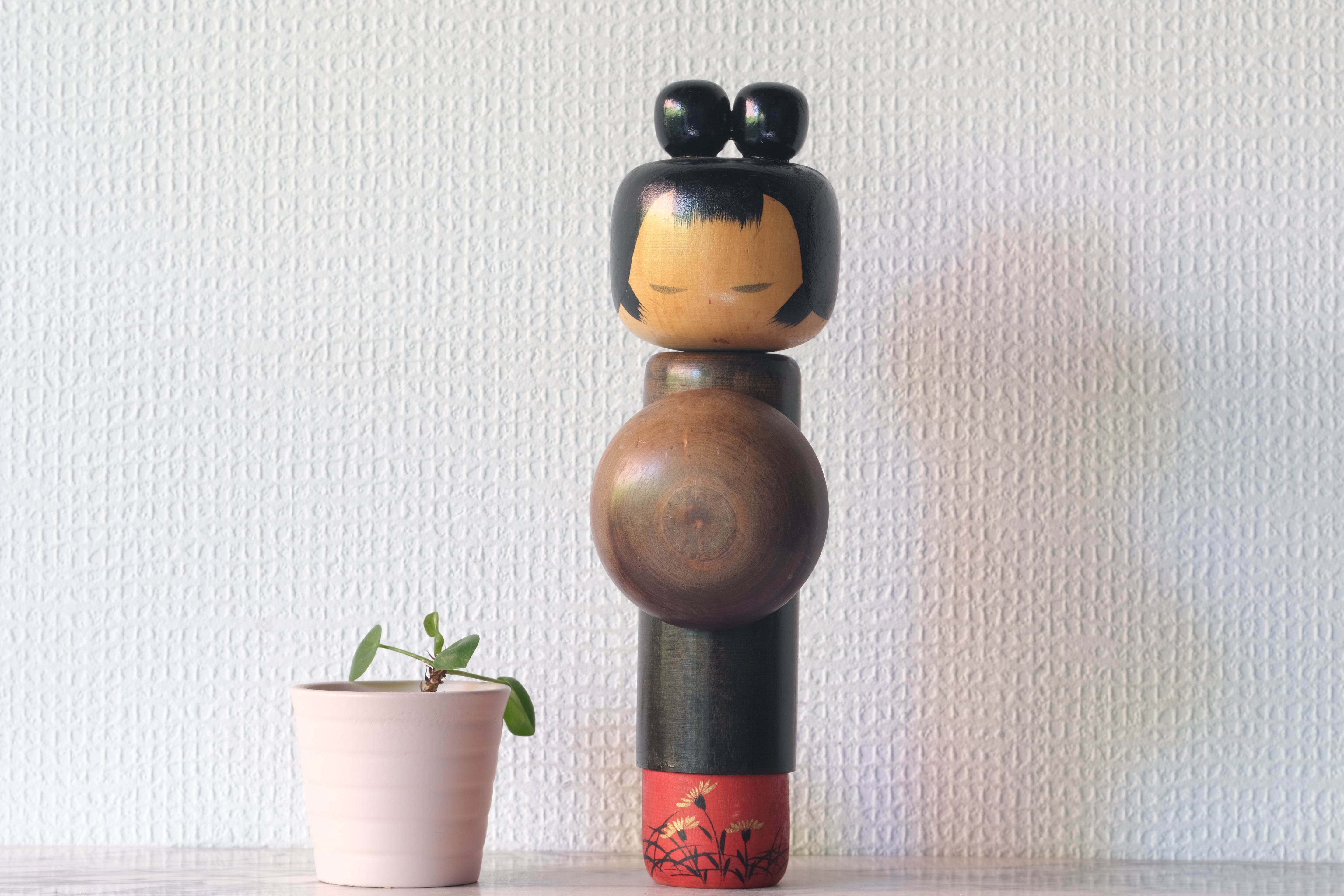 Exclusive Vintage Sosaku Kokeshi by Hideo Ishihara (1925-1999) | Titled: 'Omiyamairi - Visiting the Shrine' | 24,5 cm