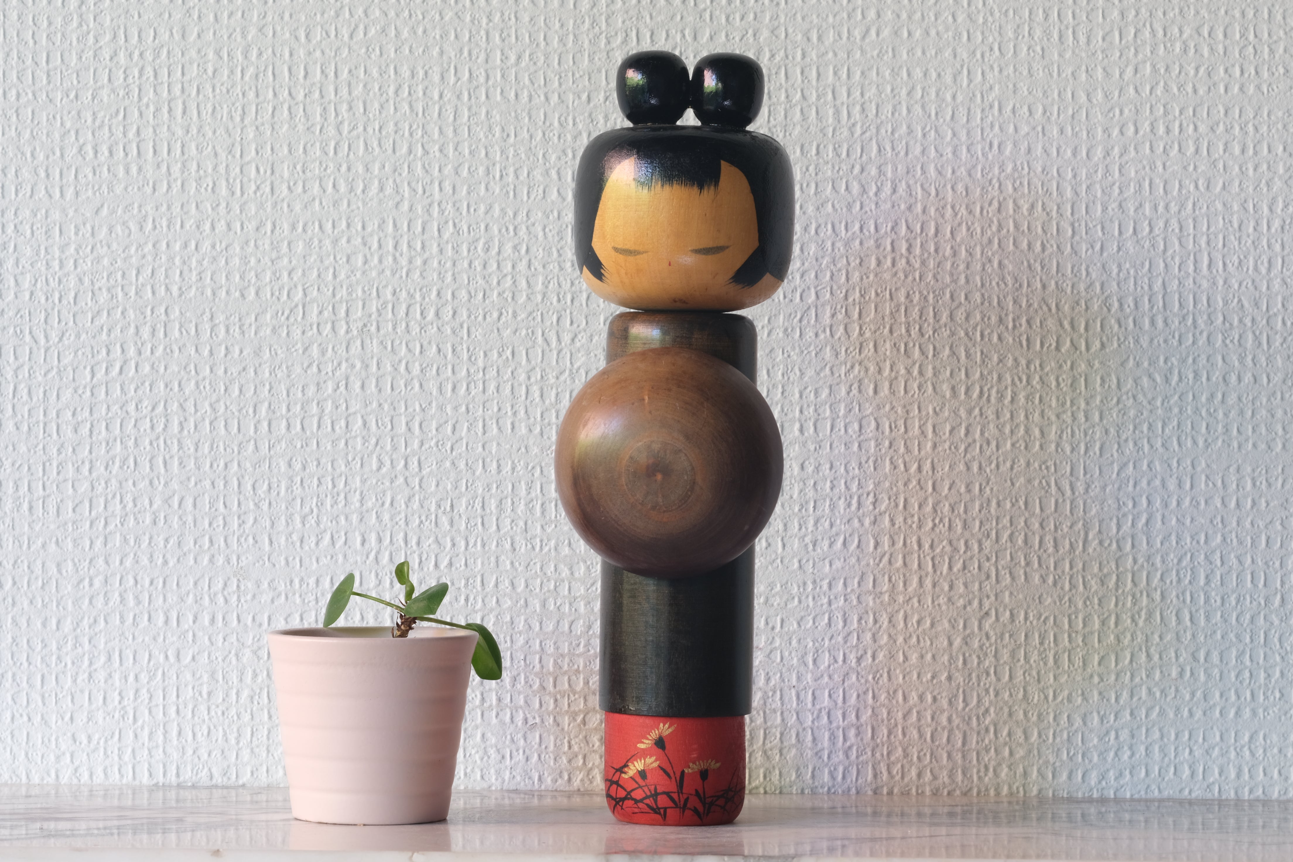 Exclusive Vintage Sosaku Kokeshi by Hideo Ishihara (1925-1999) | Titled: 'Omiyamairi - Visiting the Shrine' | 24,5 cm