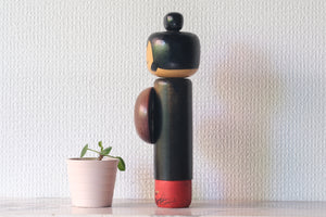 Exclusive Vintage Sosaku Kokeshi by Hideo Ishihara (1925-1999) | Titled: 'Omiyamairi - Visiting the Shrine' | 24,5 cm