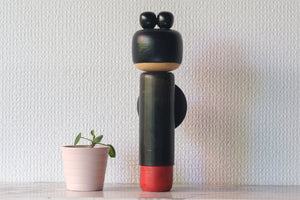 Exclusive Vintage Sosaku Kokeshi by Hideo Ishihara (1925-1999) | Titled: 'Omiyamairi - Visiting the Shrine' | 24,5 cm