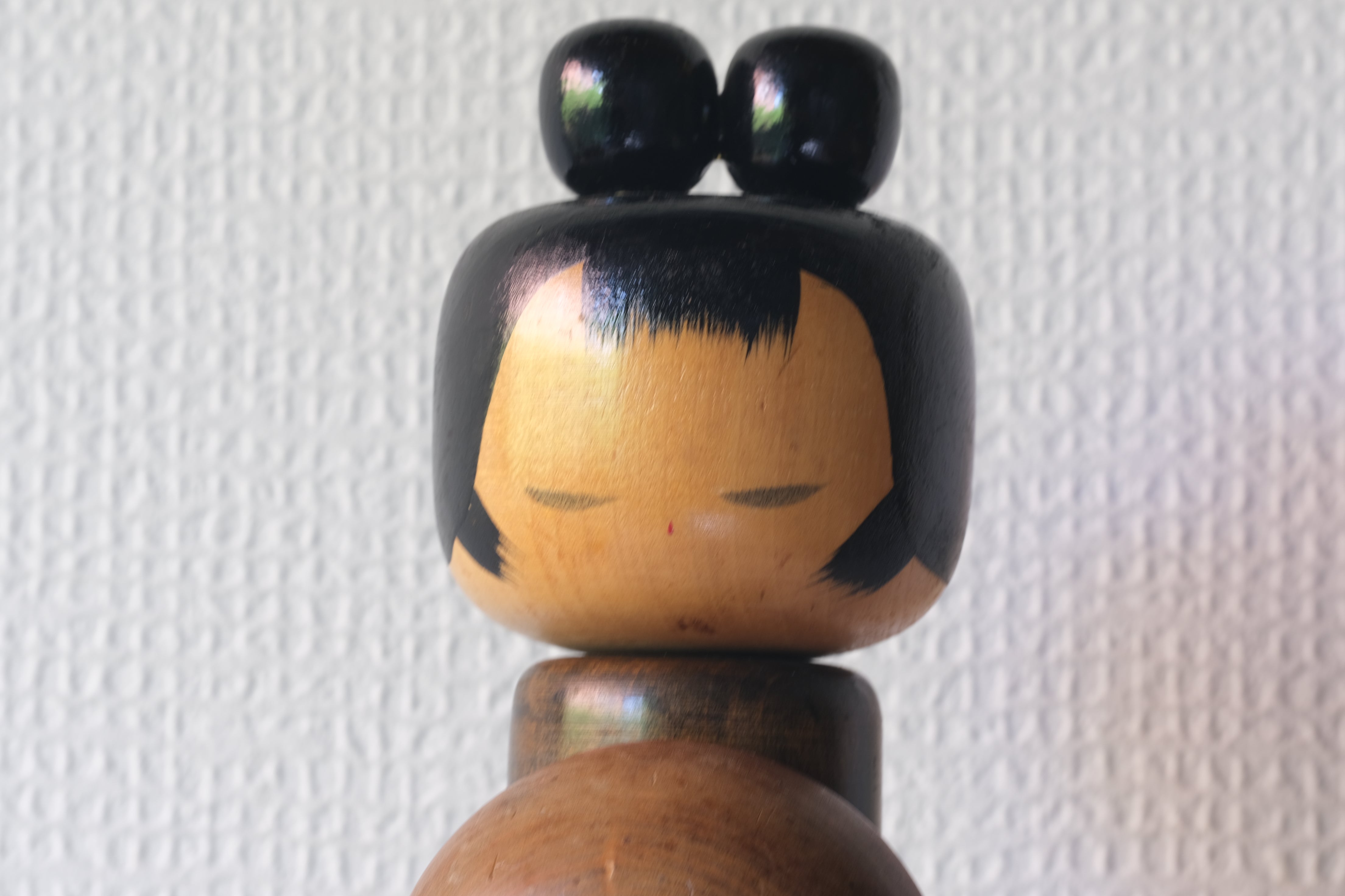 Exclusive Vintage Sosaku Kokeshi by Hideo Ishihara (1925-1999) | Titled: 'Omiyamairi - Visiting the Shrine' | 24,5 cm