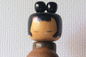 Exclusive Vintage Sosaku Kokeshi by Hideo Ishihara (1925-1999) | Titled: 'Omiyamairi - Visiting the Shrine' | 24,5 cm