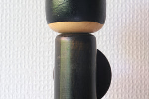 Exclusive Vintage Sosaku Kokeshi by Hideo Ishihara (1925-1999) | Titled: 'Omiyamairi - Visiting the Shrine' | 24,5 cm