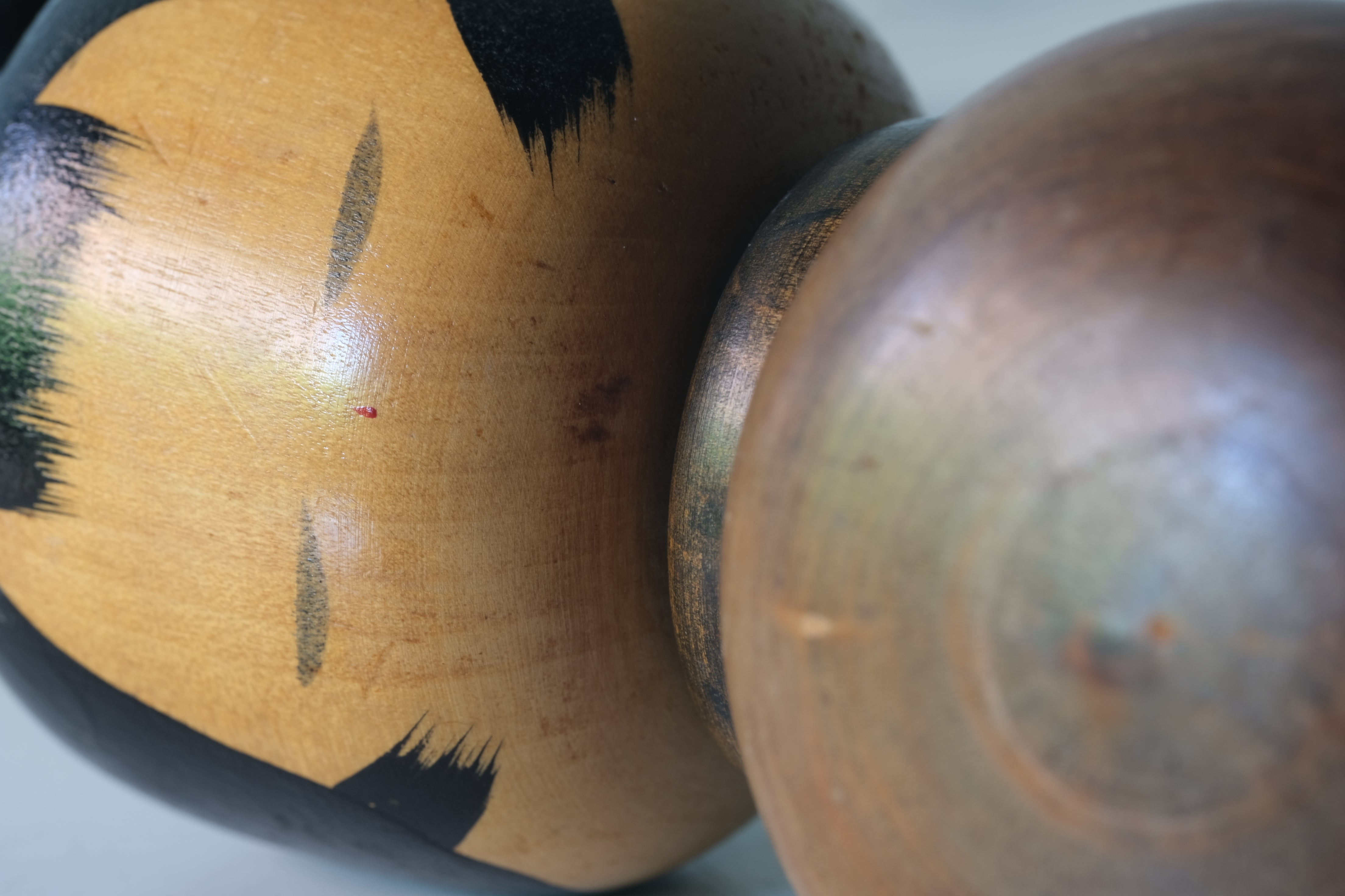 Exclusive Vintage Sosaku Kokeshi by Hideo Ishihara (1925-1999) | Titled: 'Omiyamairi - Visiting the Shrine' | 24,5 cm