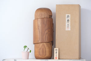 Exclusive Vintage Creative Kokeshi By The famous Shozan Shido (1932-1995) | Titled: 待春 - Waiting For Spring | With Original Box | 41,5 cm