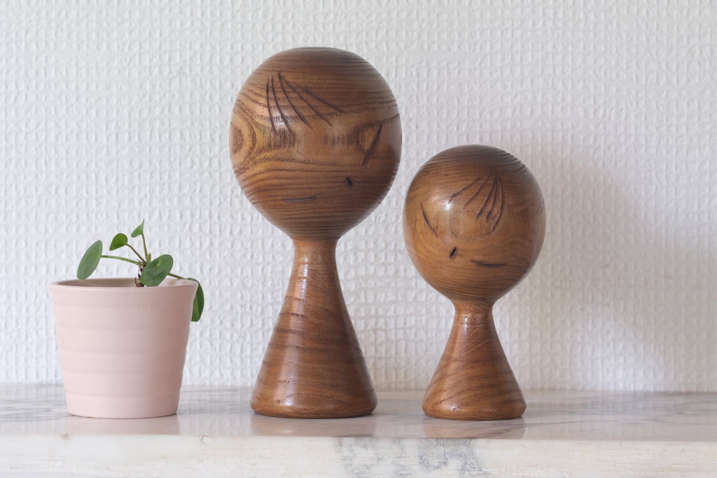 Rare Set of Two Vintage Kokeshi by Hideo Ishihara (1925-1999) | Title: そよ風 - Soyokaze - Briesje | 12 cm and 16 cm