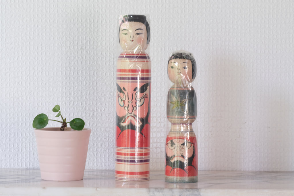 Two Tsugaro Kokeshi with Daruma | 15 cm and 19,5 cm