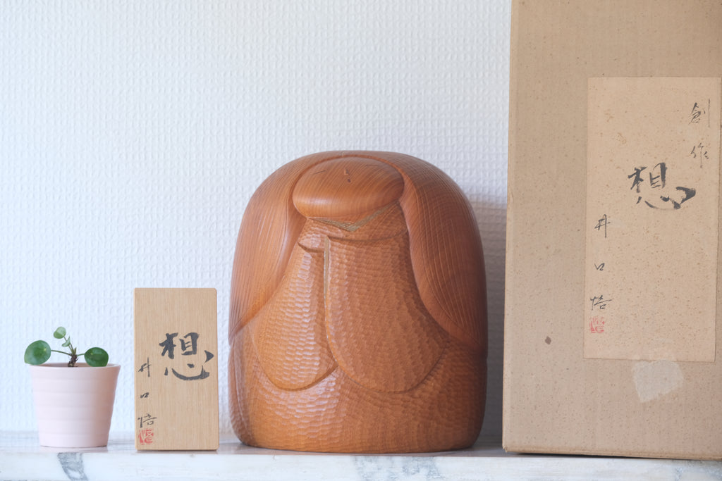 Exclusive Vintage Kokeshi By Iguchi Satoru 井口 悟 (1948-) | Titled: 想 - Sō - Thoughts | With Original Box | 20,5 cm