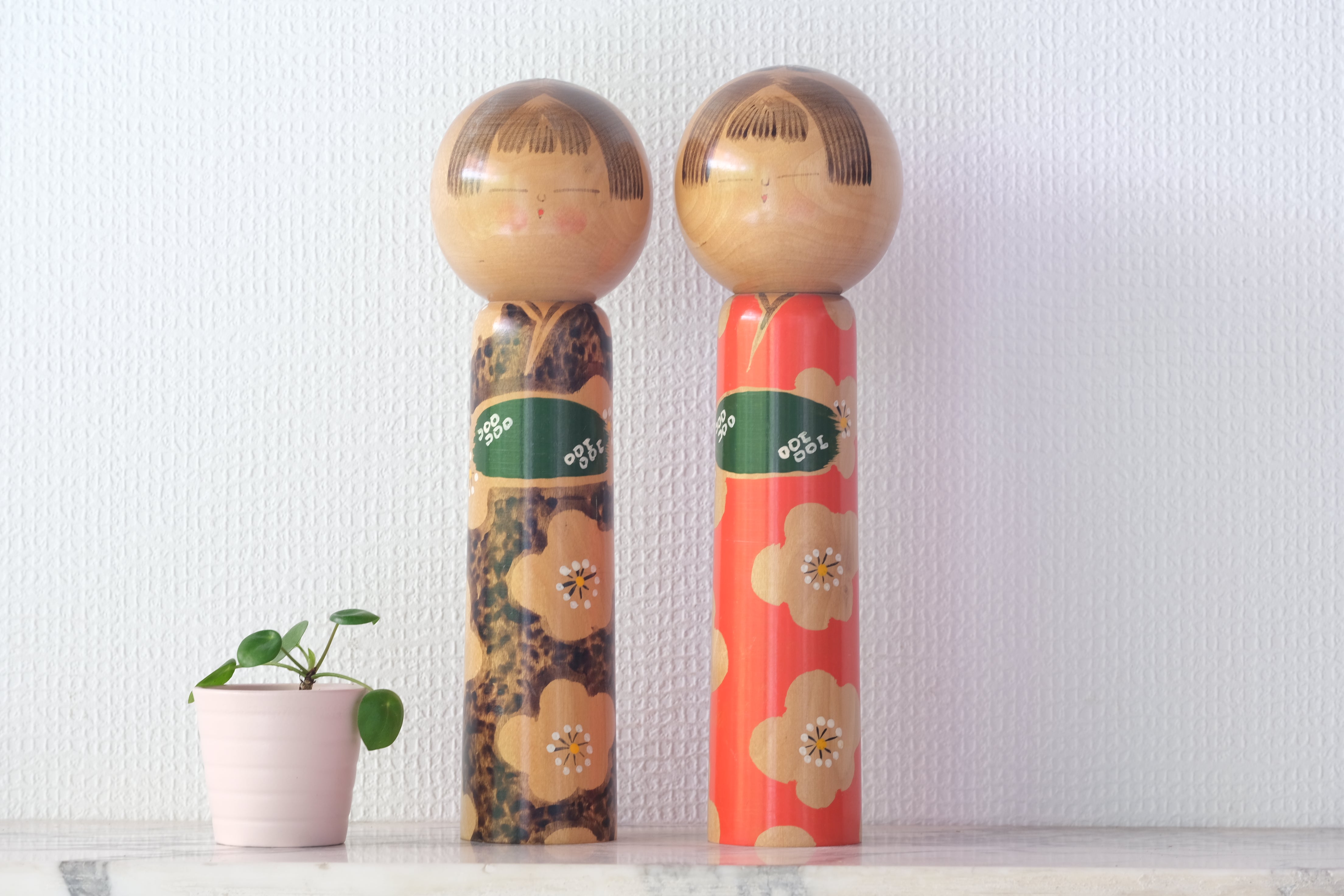 A Pair of Vintage Sosaku Kokeshi by Kiyohara Takao (1916-TBD) | 28,5 cm and 29 cm