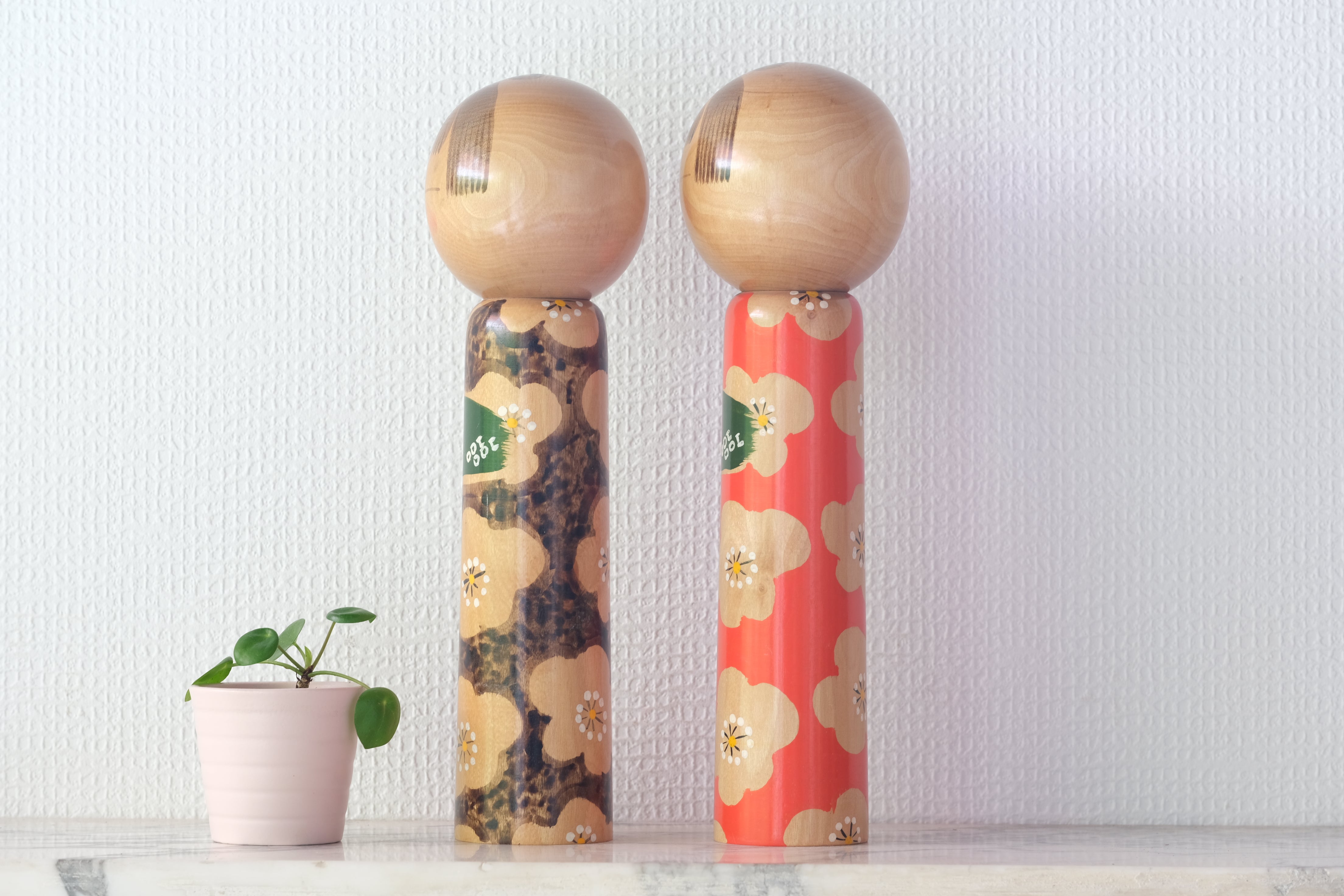 A Pair of Vintage Sosaku Kokeshi by Kiyohara Takao (1916-TBD) | 28,5 cm and 29 cm