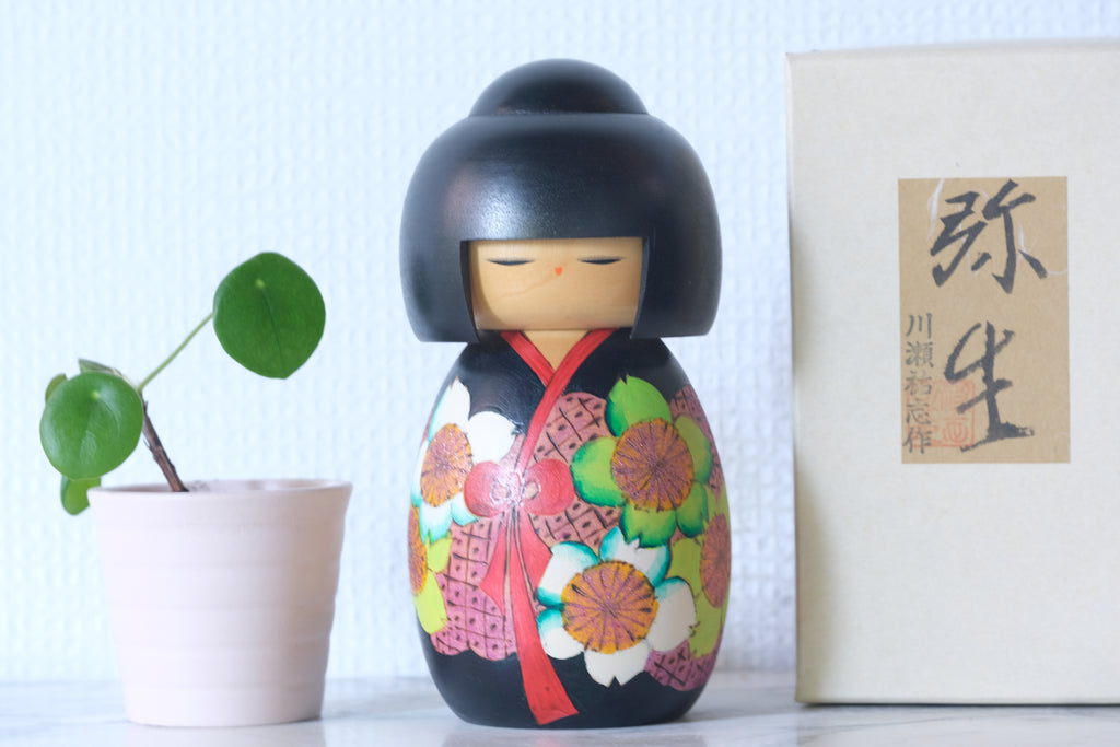 Rare Vintage Gumma Kokeshi By Yuji Kawase 川瀬祐志作 (1938-) | Titled: 弥生 - Yayoi | With Original Box | 16,5 cm