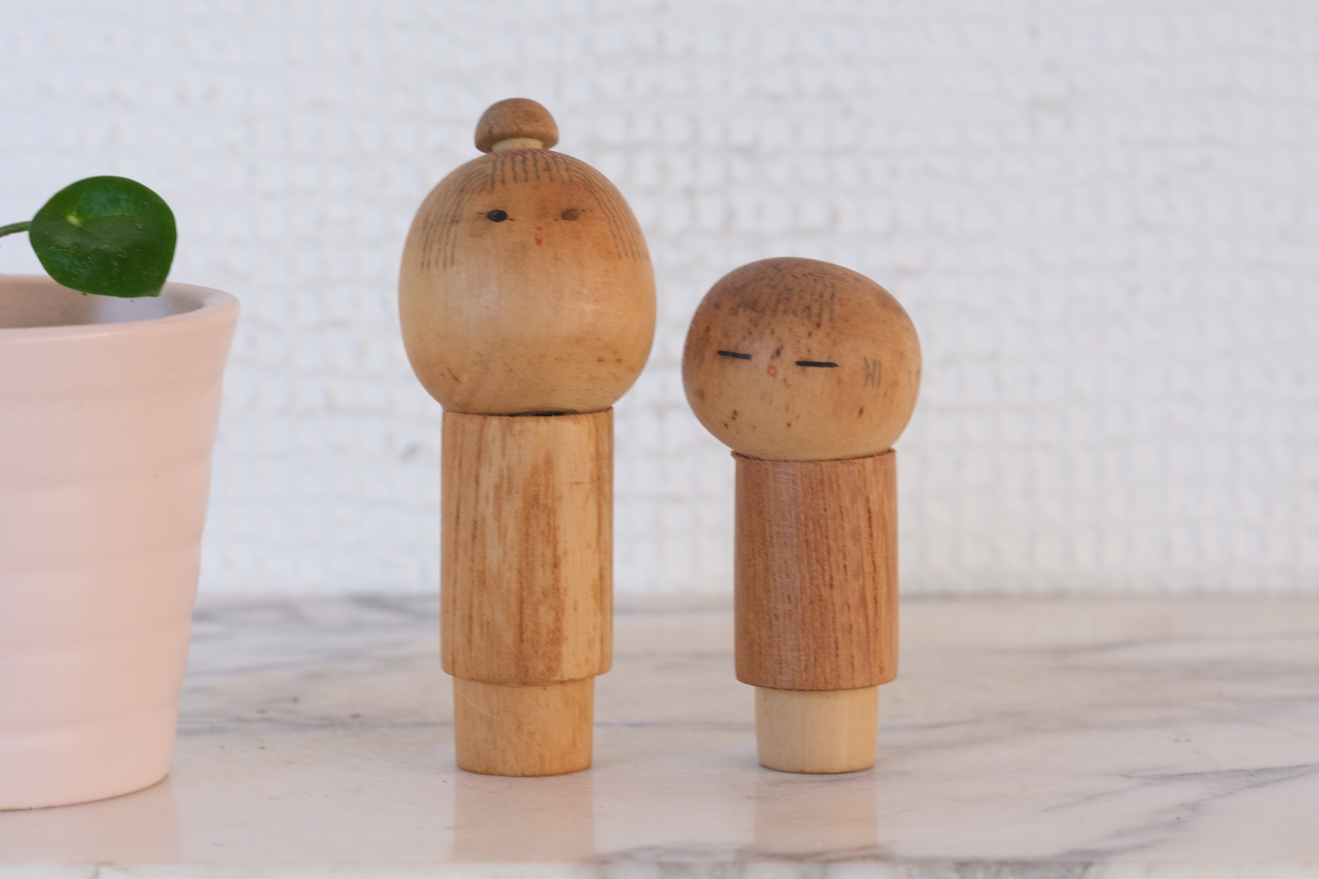 Pair of Vintage Creative Kokeshi by Issetsu Kuribayashi (1924-2011) | 6,5 cm and 8,5 cm