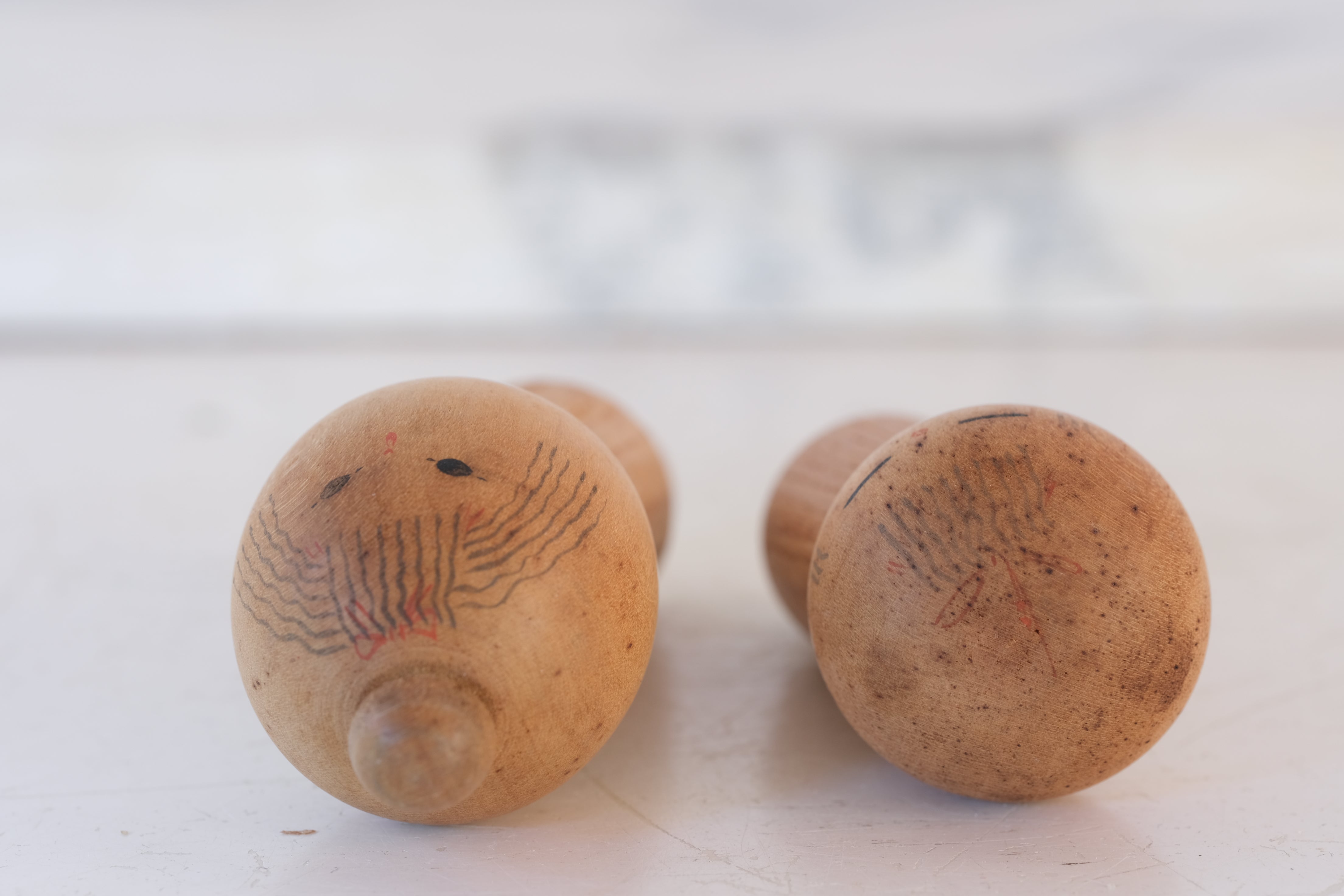 Pair of Vintage Creative Kokeshi by Issetsu Kuribayashi (1924-2011) | 6,5 cm and 8,5 cm