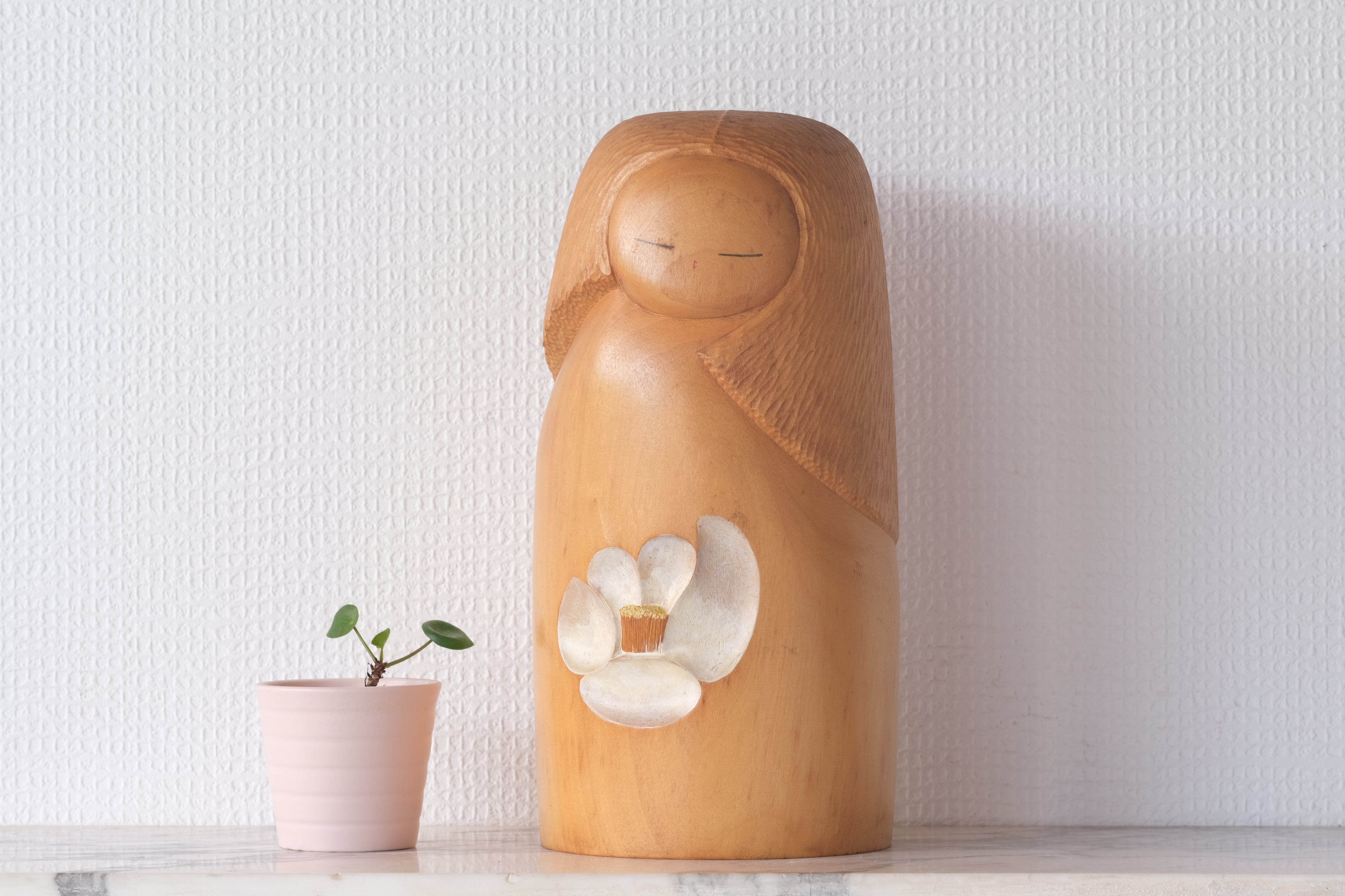 Exclusive Vintage Sosaku Kokeshi by Watanabe Yuji 渡辺雄二 (1951-) | Title: White Camellia  白い椿 | 26 cm