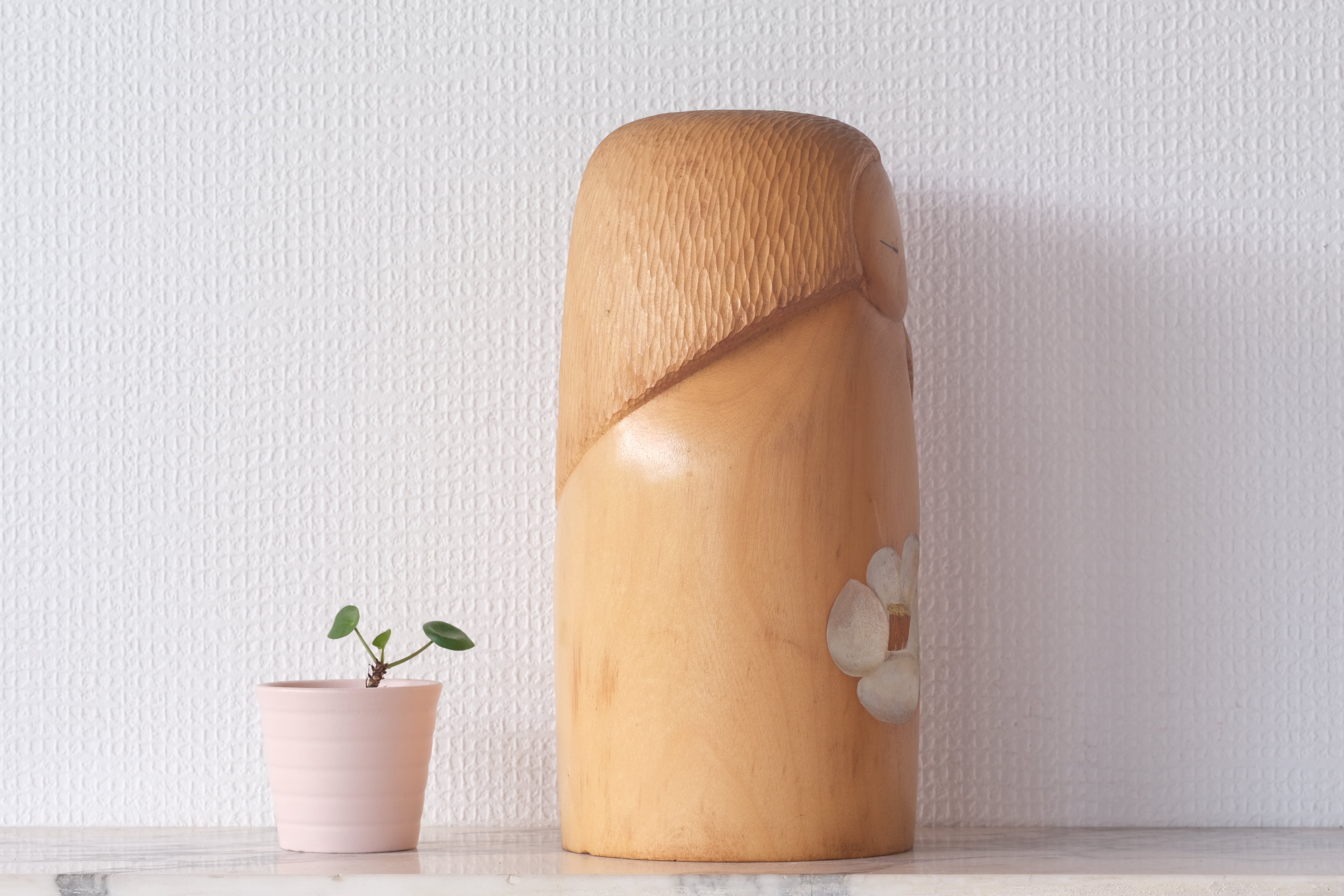 Exclusive Vintage Sosaku Kokeshi by Watanabe Yuji 渡辺雄二 (1951-) | Title: White Camellia  白い椿 | 26 cm