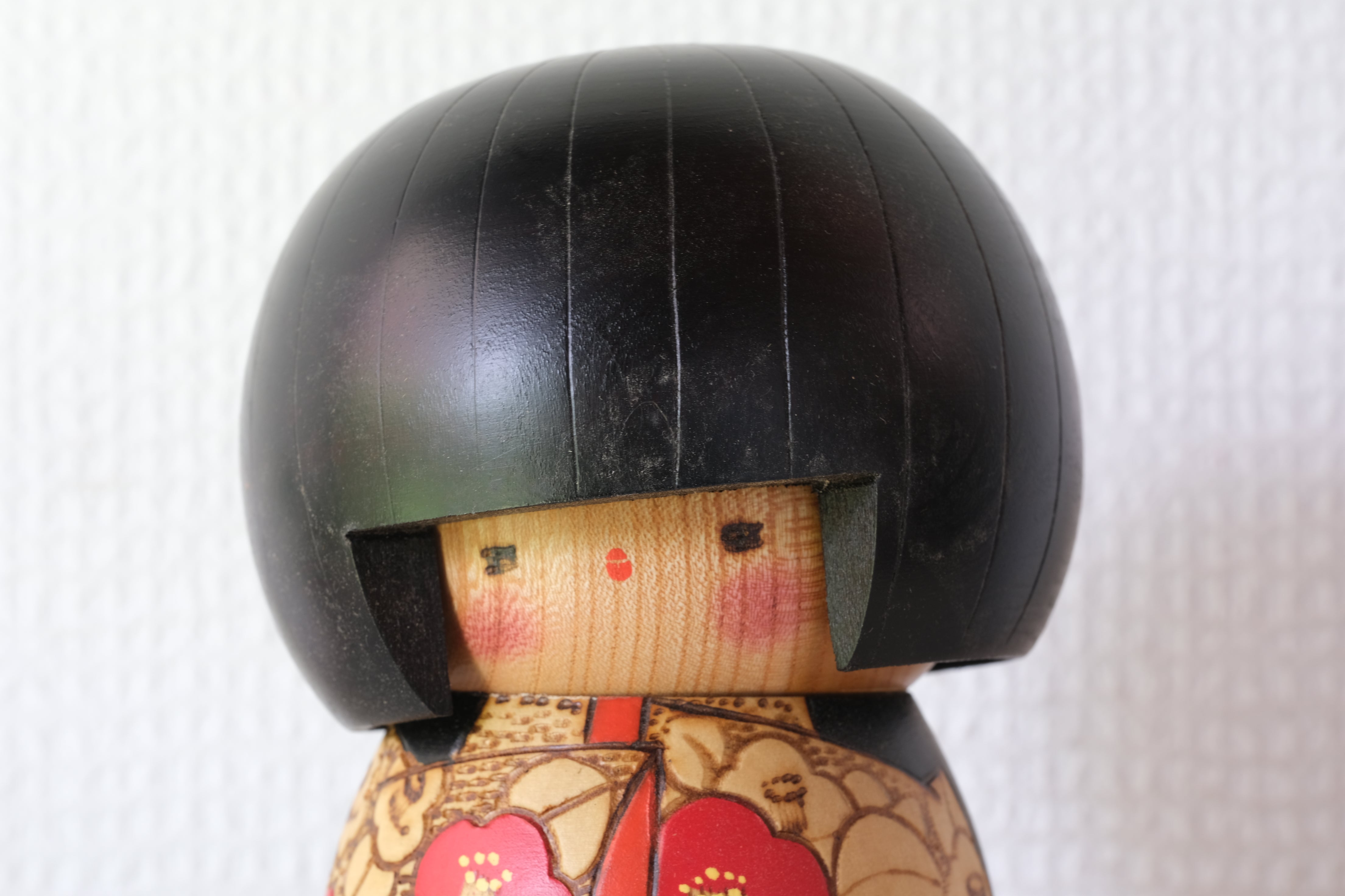 Vintage Gumma Kokeshi By Kazuo Takamizawa (1927-) | Titled: 寒椿 - Kantsubaki - Winter Camellia | With Original Box | 15,5 cm