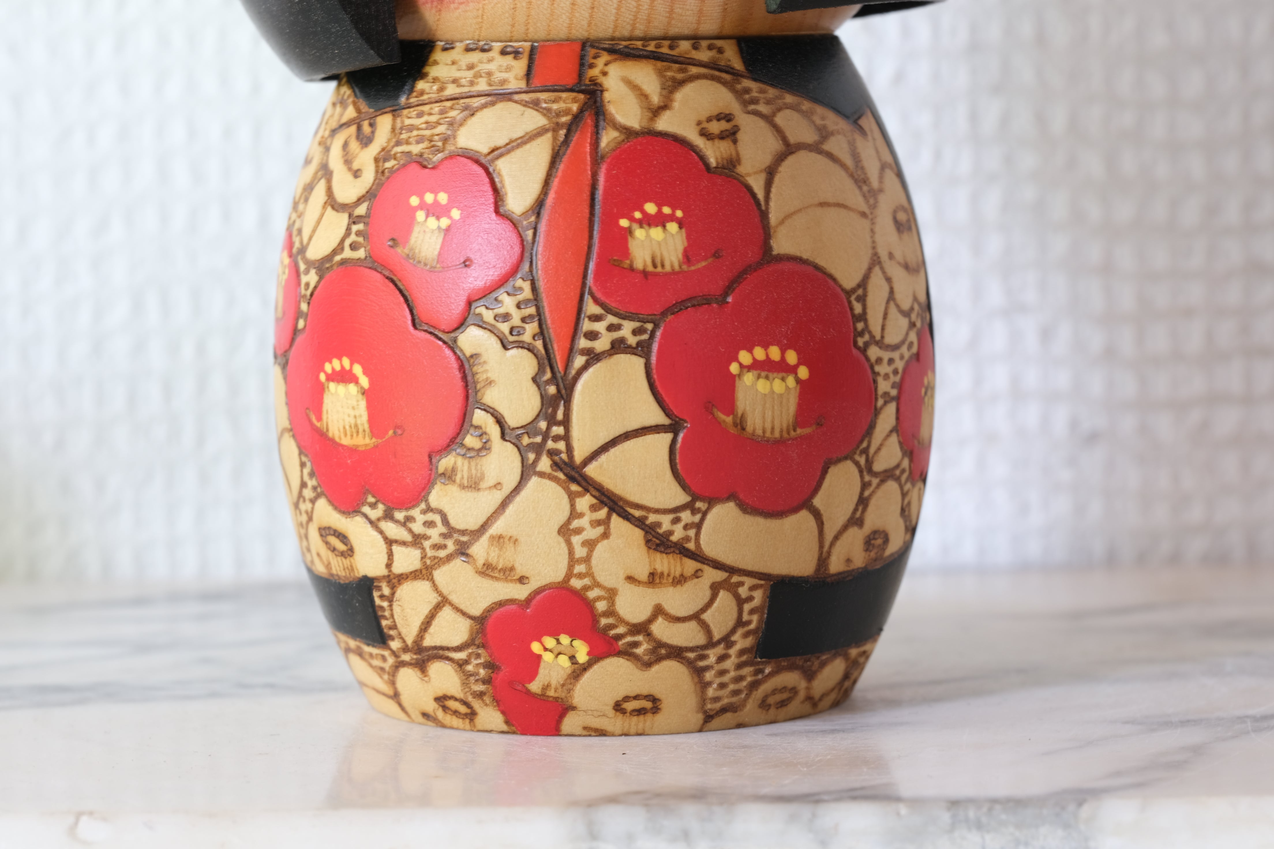 Vintage Gumma Kokeshi By Kazuo Takamizawa (1927-) | Titled: 寒椿 - Kantsubaki - Winter Camellia | With Original Box | 15,5 cm