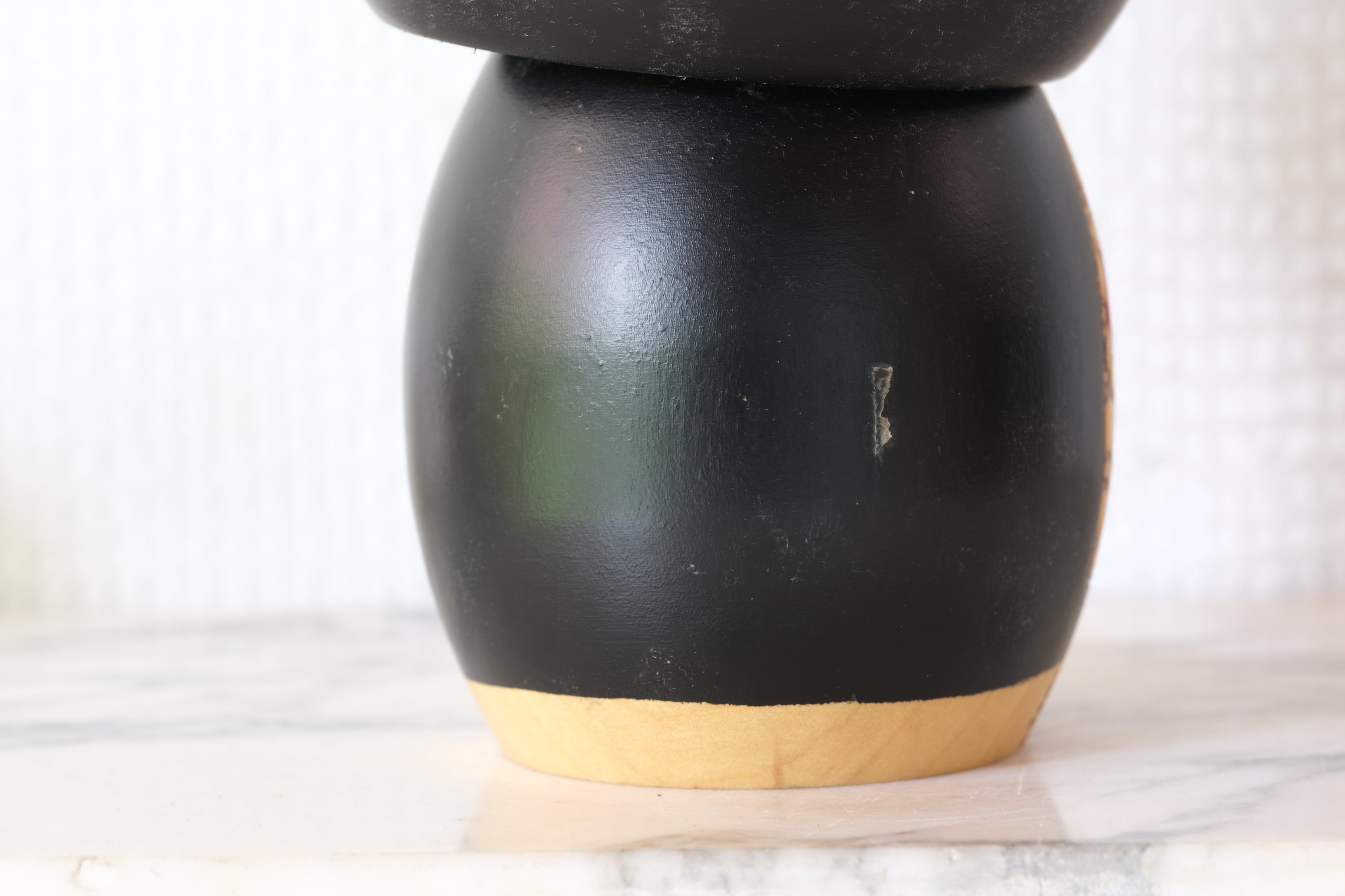 Vintage Gumma Kokeshi By Kazuo Takamizawa (1927-) | Titled: 寒椿 - Kantsubaki - Winter Camellia | With Original Box | 15,5 cm