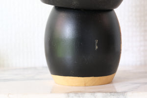 Vintage Gumma Kokeshi By Kazuo Takamizawa (1927-) | Titled: 寒椿 - Kantsubaki - Winter Camellia | With Original Box | 15,5 cm