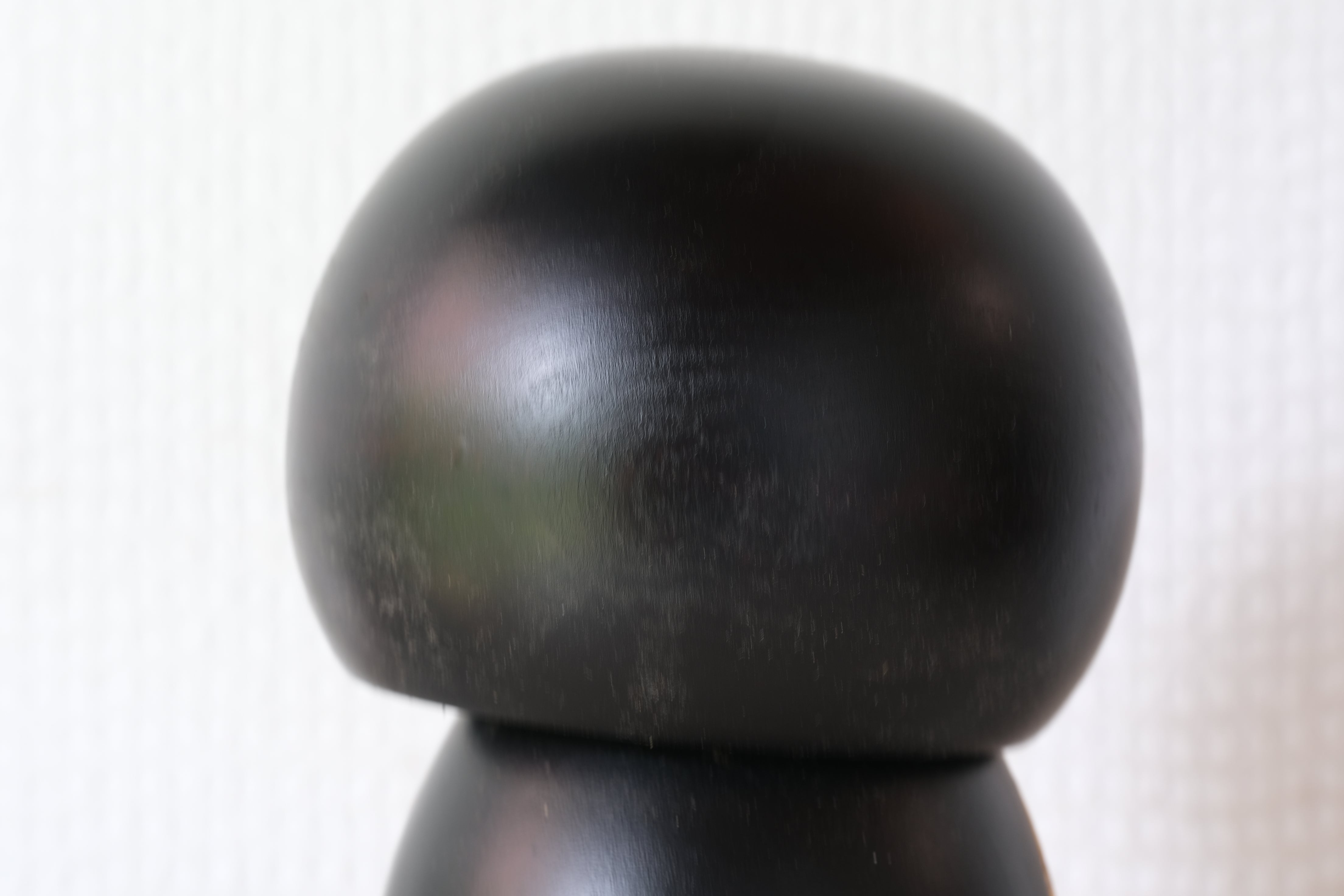 Vintage Gumma Kokeshi By Kazuo Takamizawa (1927-) | Titled: 寒椿 - Kantsubaki - Winter Camellia | With Original Box | 15,5 cm