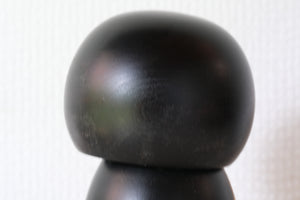 Vintage Gumma Kokeshi By Kazuo Takamizawa (1927-) | Titled: 寒椿 - Kantsubaki - Winter Camellia | With Original Box | 15,5 cm