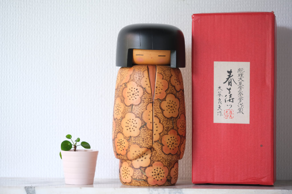 Exclusive Vintage Creative Kokeshi By Yoshio Ohtani 大谷良夫 (1936-) | Titled: 'Waiting For Spring' | With Original Box | 28,5 cm