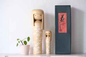 Pair of Vintage Creative Kokeshi by Miyajima Muhitsu (1929-) | Titled: 'Hanagokoro - Flower Heart' | With Original Box | 15 cm and 28,5 cm
