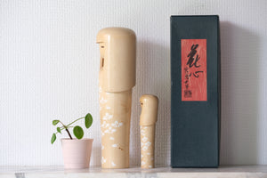 Pair of Vintage Creative Kokeshi by Miyajima Muhitsu (1929-) | Titled: 'Hanagokoro - Flower Heart' | With Original Box | 15 cm and 28,5 cm