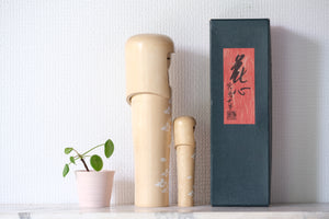 Pair of Vintage Creative Kokeshi by Miyajima Muhitsu (1929-) | Titled: 'Hanagokoro - Flower Heart' | With Original Box | 15 cm and 28,5 cm