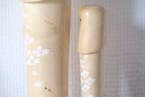 Pair of Vintage Creative Kokeshi by Miyajima Muhitsu (1929-) | Titled: 'Hanagokoro - Flower Heart' | With Original Box | 15 cm and 28,5 cm