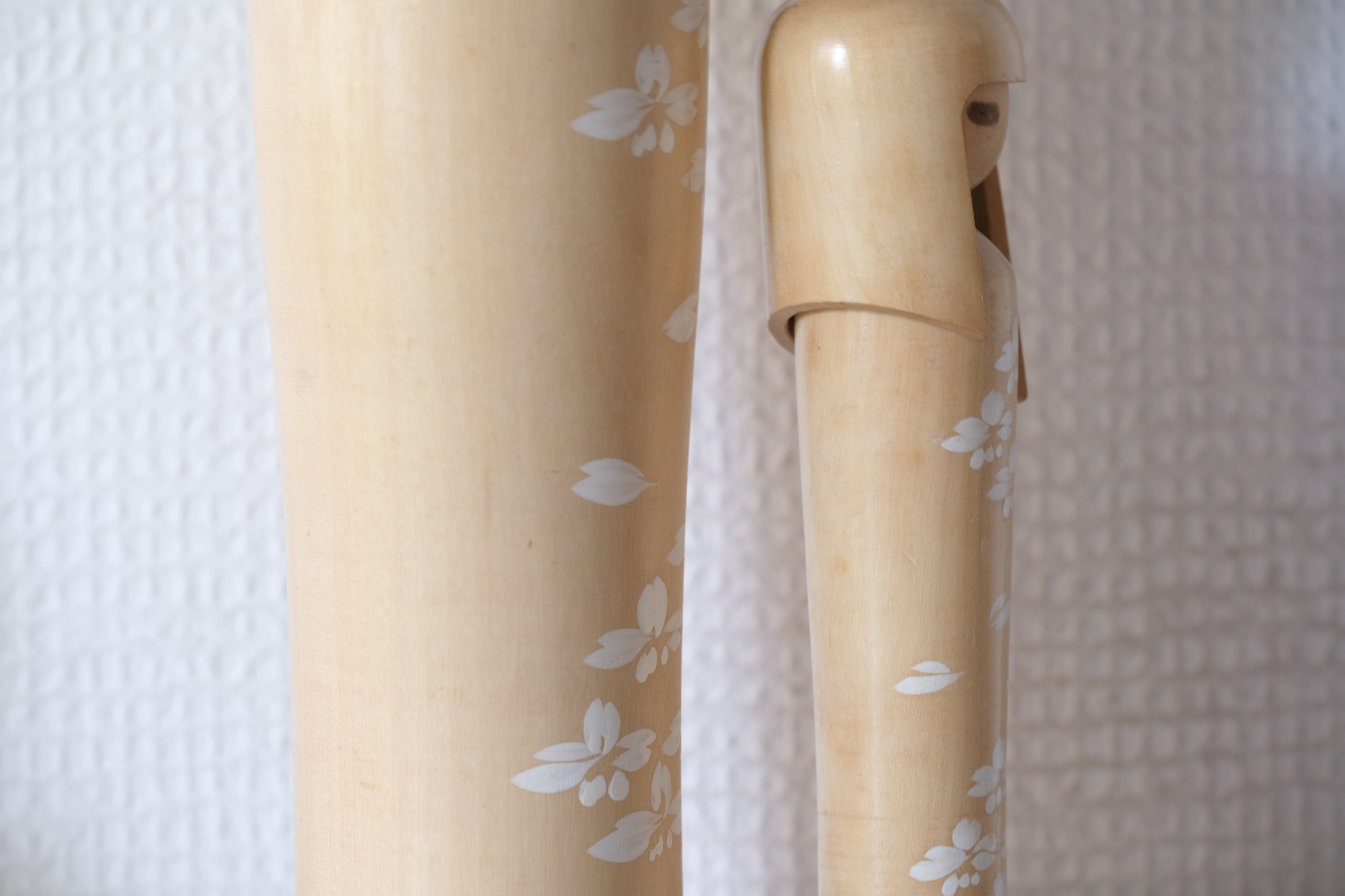 Pair of Vintage Creative Kokeshi by Miyajima Muhitsu (1929-) | Titled: 'Hanagokoro - Flower Heart' | With Original Box | 15 cm and 28,5 cm