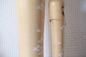 Pair of Vintage Creative Kokeshi by Miyajima Muhitsu (1929-) | Titled: 'Hanagokoro - Flower Heart' | With Original Box | 15 cm and 28,5 cm