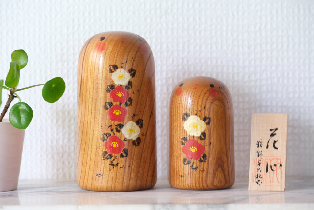 Cute Pair of Vintage Creative Kokeshi attributed to Chiyomatsu Kanou (1935-) | Sisters | 9,5 cm and 13 cm