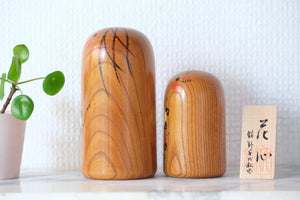 Cute Pair of Vintage Creative Kokeshi attributed to Chiyomatsu Kanou (1935-) | Sisters | 9,5 cm and 13 cm