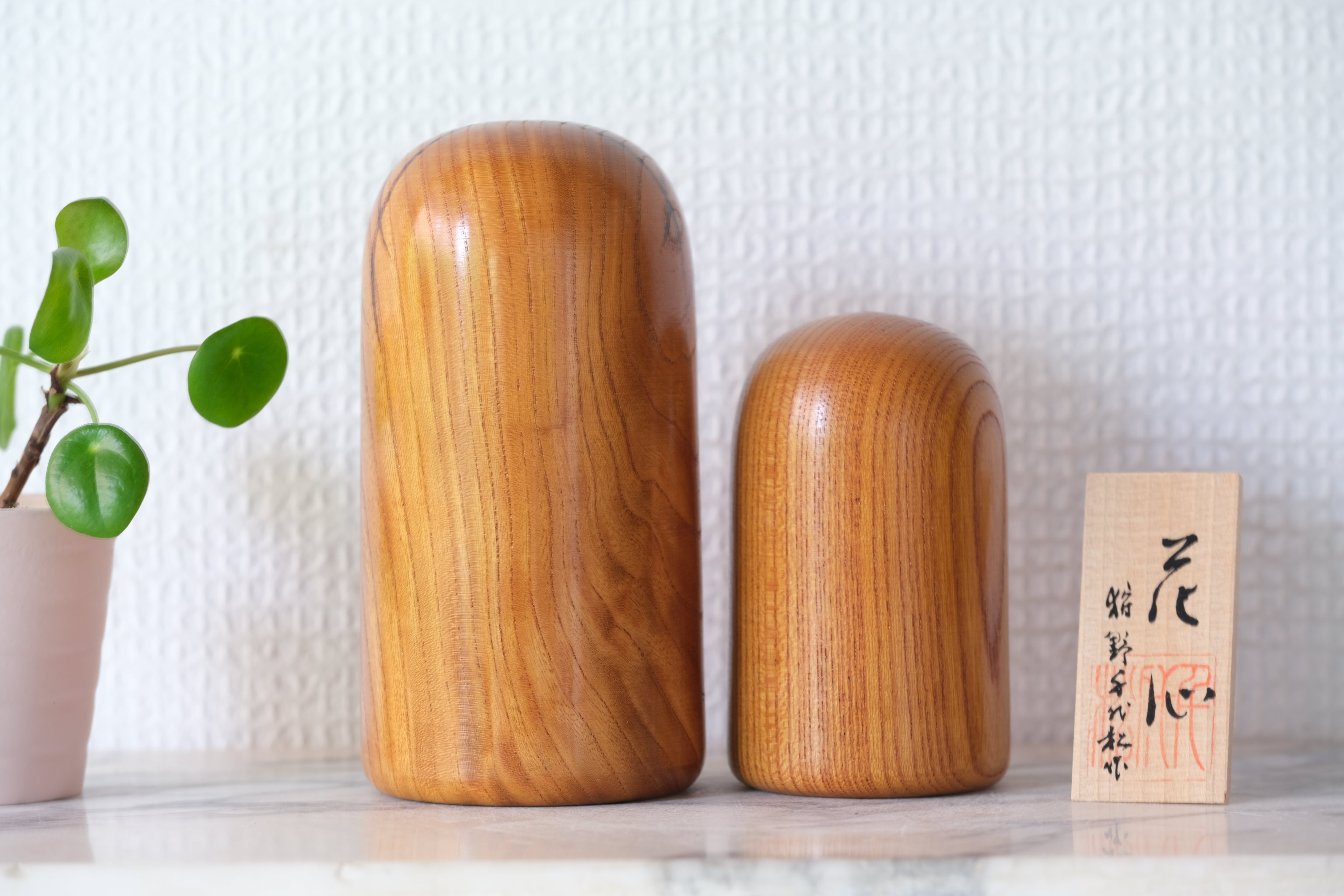 Cute Pair of Vintage Creative Kokeshi attributed to Chiyomatsu Kanou (1935-) | Sisters | 9,5 cm and 13 cm
