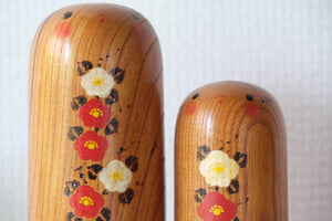 Cute Pair of Vintage Creative Kokeshi attributed to Chiyomatsu Kanou (1935-) | Sisters | 9,5 cm and 13 cm