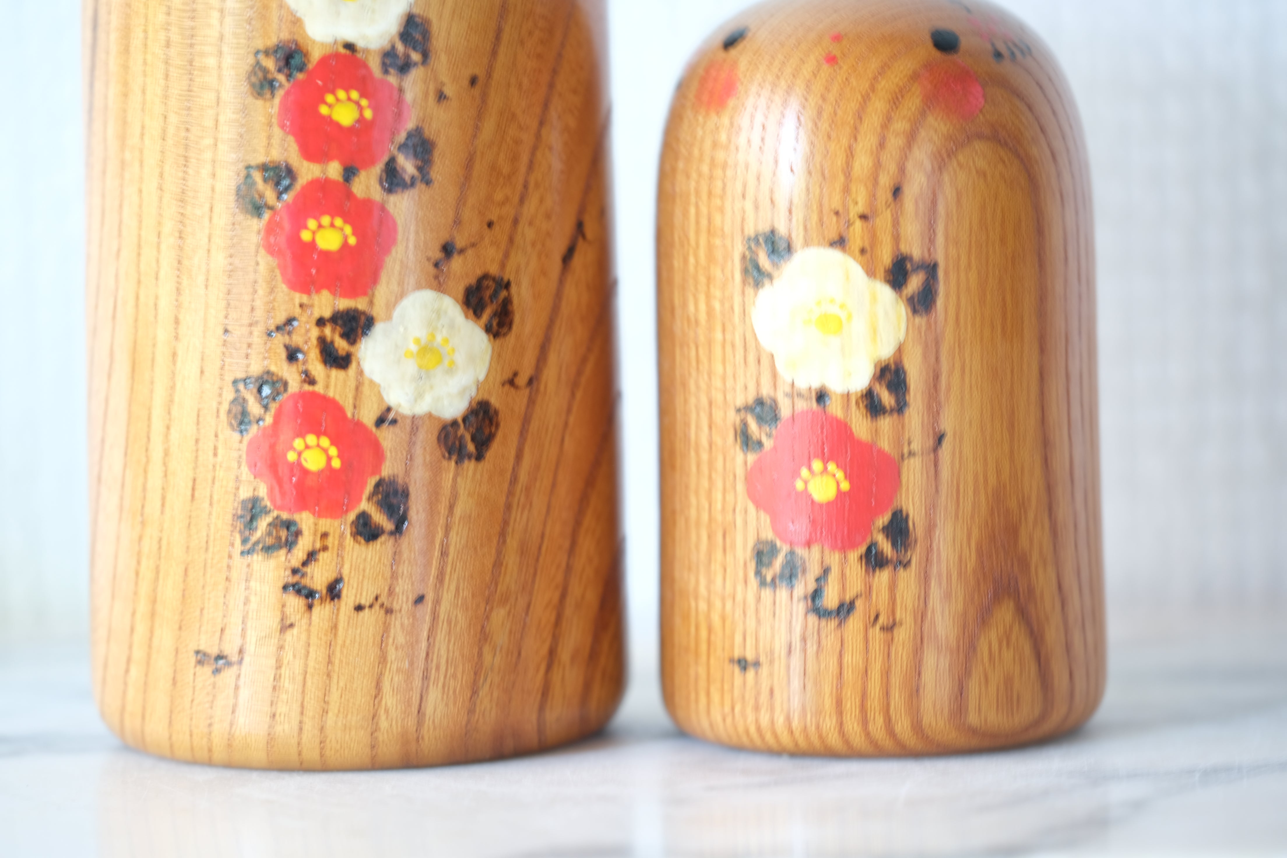 Cute Pair of Vintage Creative Kokeshi attributed to Chiyomatsu Kanou (1935-) | Sisters | 9,5 cm and 13 cm