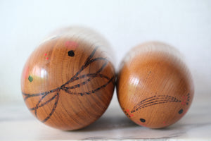 Cute Pair of Vintage Creative Kokeshi attributed to Chiyomatsu Kanou (1935-) | Sisters | 9,5 cm and 13 cm