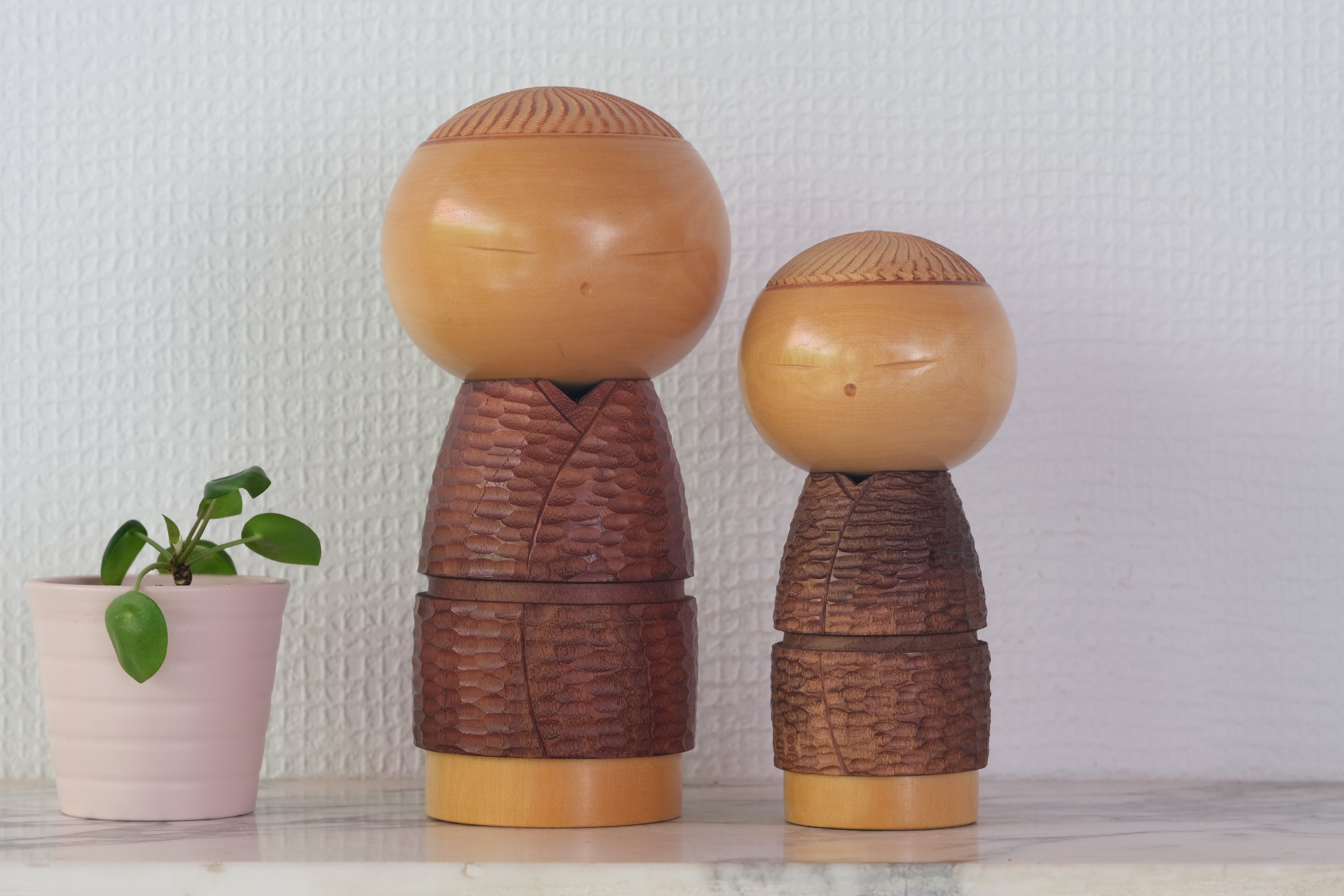 Two Vintage Creative Kokeshi by Katase Kahei 片瀬快平 (1922 - 2015) | Mother and Daughter | 14,5 cm and 18 cm