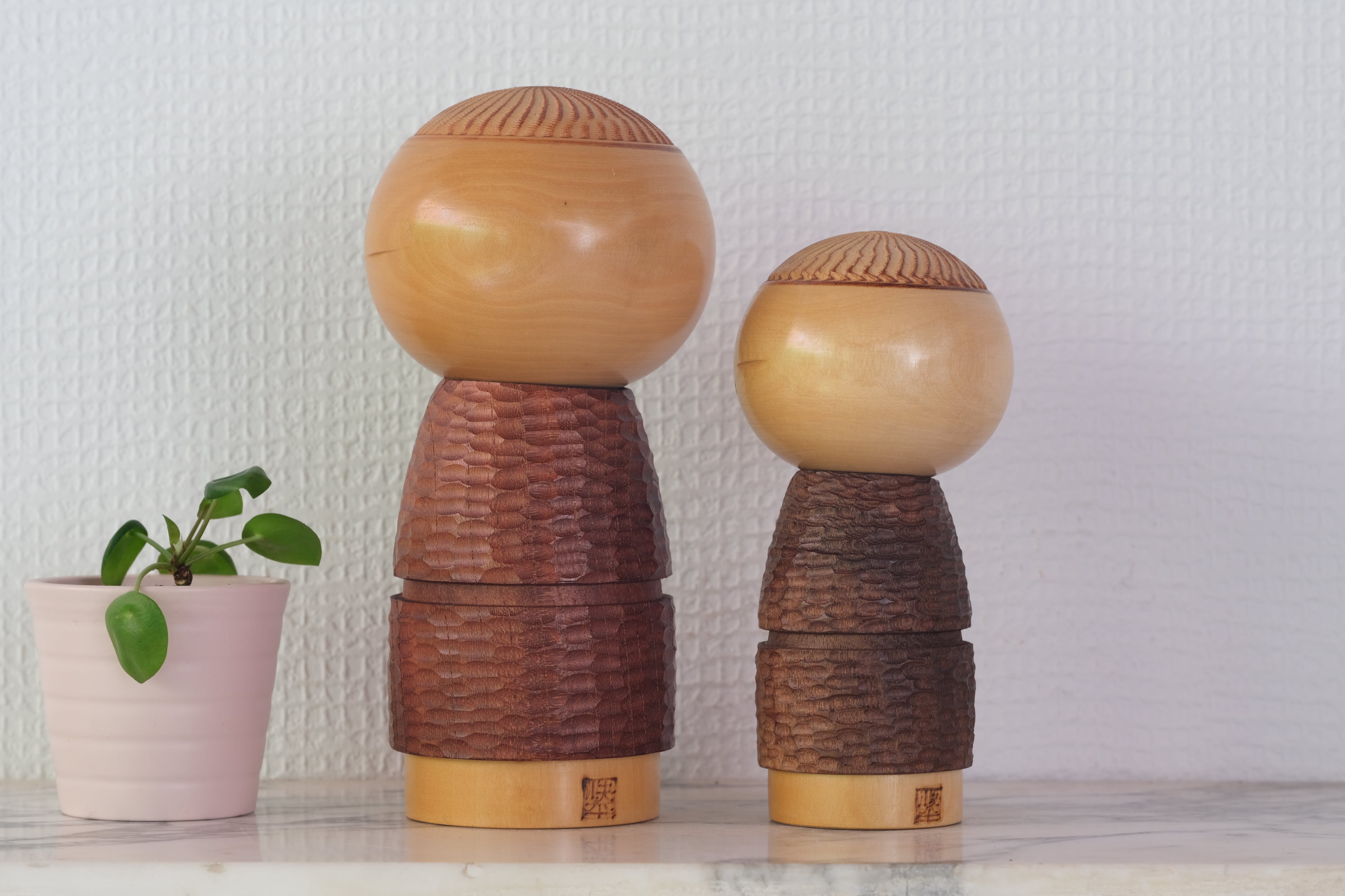 Two Vintage Creative Kokeshi by Katase Kahei 片瀬快平 (1922 - 2015) | Mother and Daughter | 14,5 cm and 18 cm