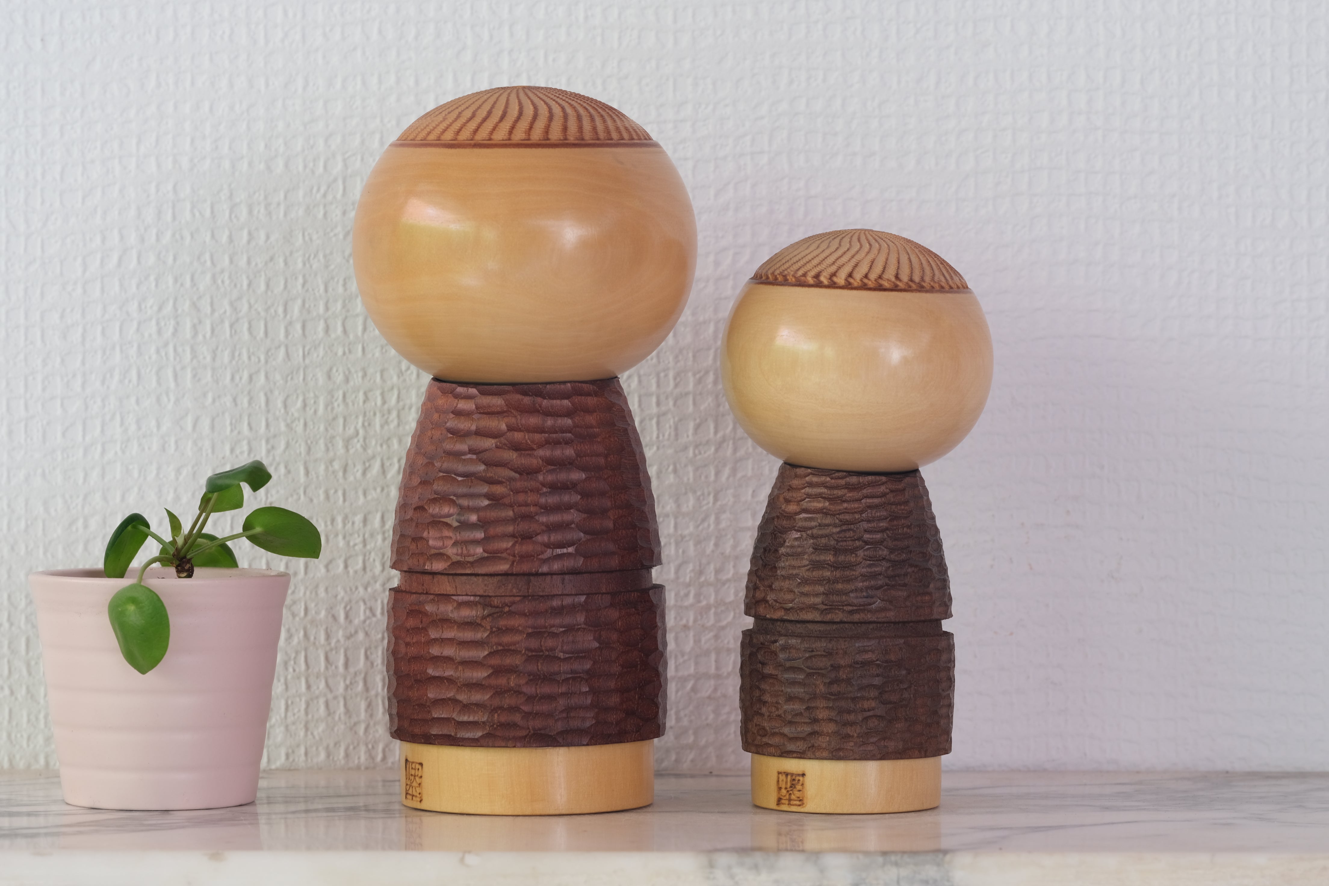 Two Vintage Creative Kokeshi by Katase Kahei 片瀬快平 (1922 - 2015) | Mother and Daughter | 14,5 cm and 18 cm