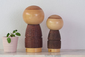 Two Vintage Creative Kokeshi by Katase Kahei (1922 - 2015) | Mother and Daughter | 14,5 cm and 18 cm