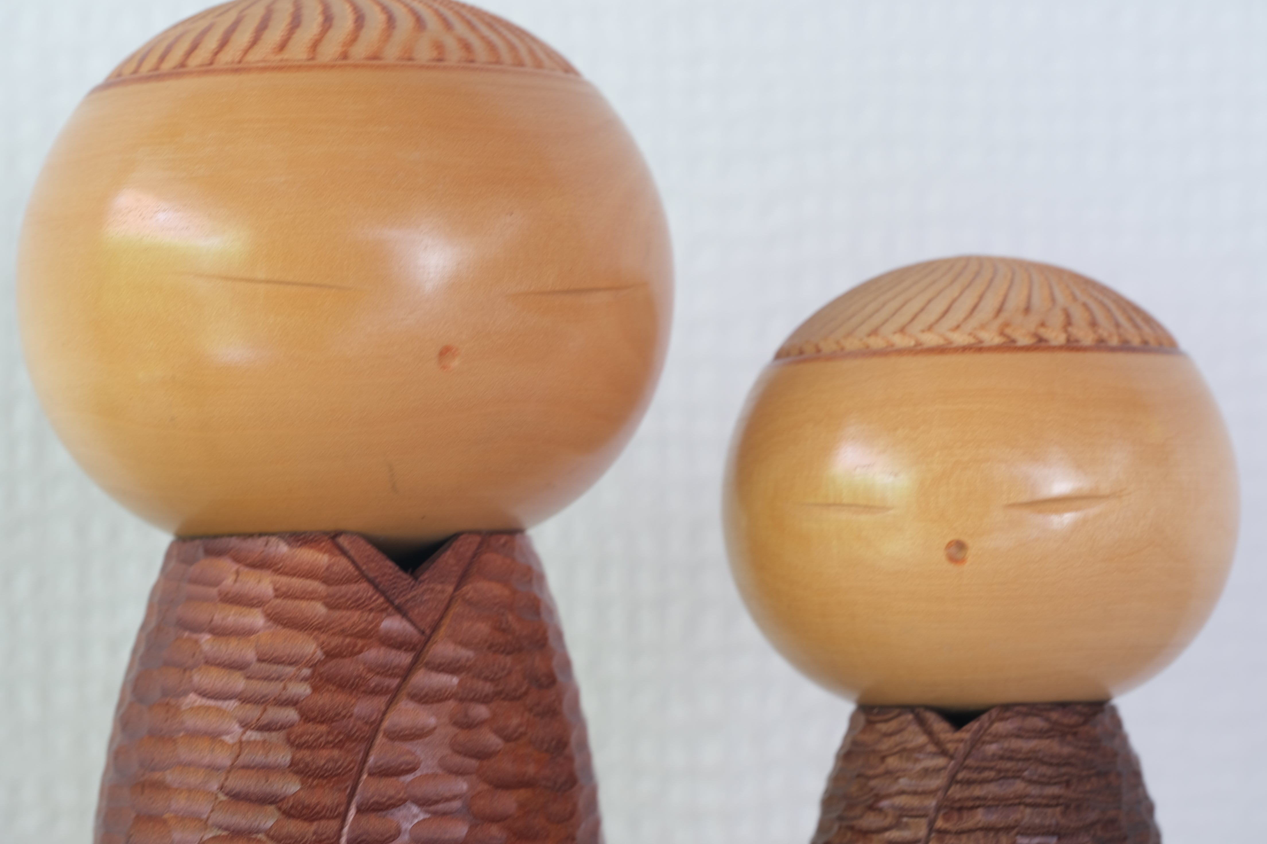 Two Vintage Creative Kokeshi by Katase Kahei 片瀬快平 (1922 - 2015) | Mother and Daughter | 14,5 cm and 18 cm