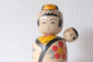 Rare Vintage Nanbu Kokeshi by Sasaki Kakuhei 佐々木覚平 (1933 - 2007) | Oshin - Babysitter | 24,5 cm