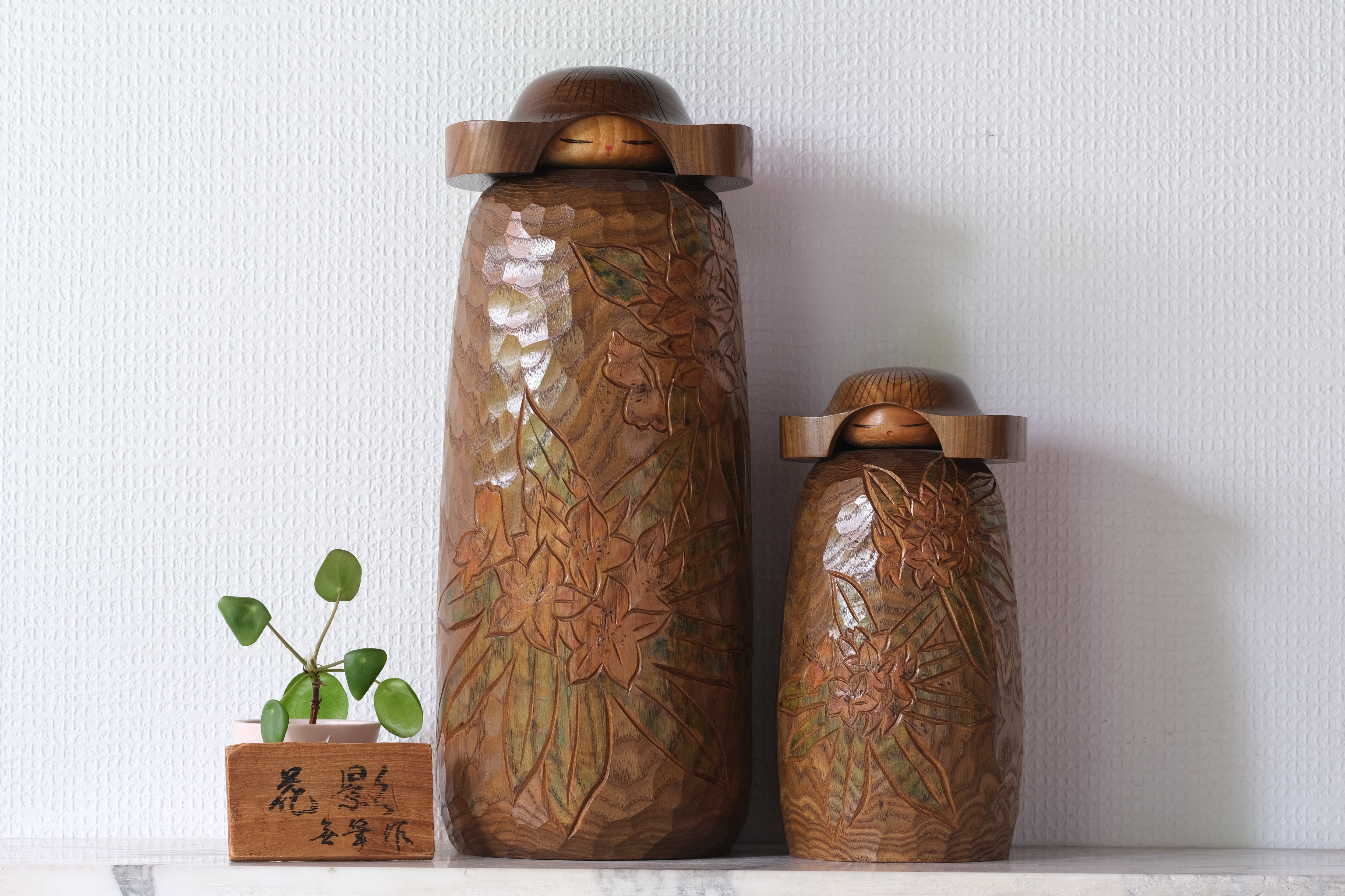 Exclusive Pair of Vintage Creative Kokeshi by Miyajima Muhitsu 宮島 無筆 (1929-) | Titled: 花影 - 'Hanakage' - 'Shade of Blossoms' | 22 cm and 35,5 cm