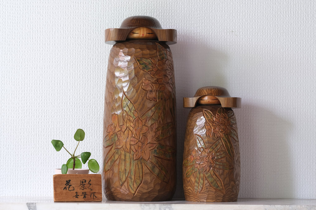 Exclusive Pair of Vintage Creative Kokeshi by Miyajima Muhitsu 宮島 無筆 (1929-) | Titled: 花影 - 'Hanakage' - 'Shade of Blossoms' | 22 cm and 35,5 cm