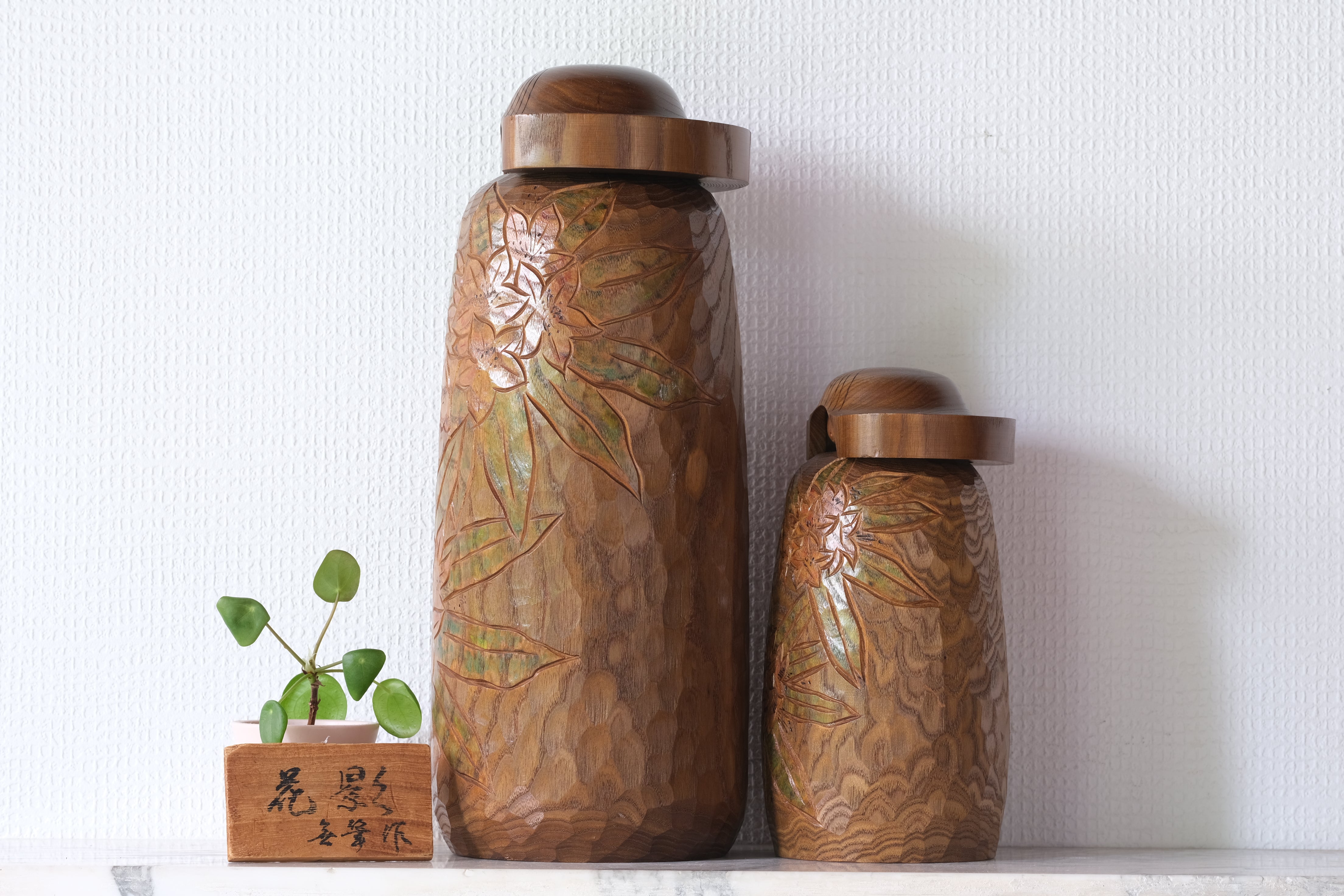 Exclusive Pair of Vintage Creative Kokeshi by Miyajima Muhitsu 宮島 無筆 (1929-) | Titled: 花影 - 'Hanakage' - 'Shade of Blossoms' | 22 cm and 35,5 cm