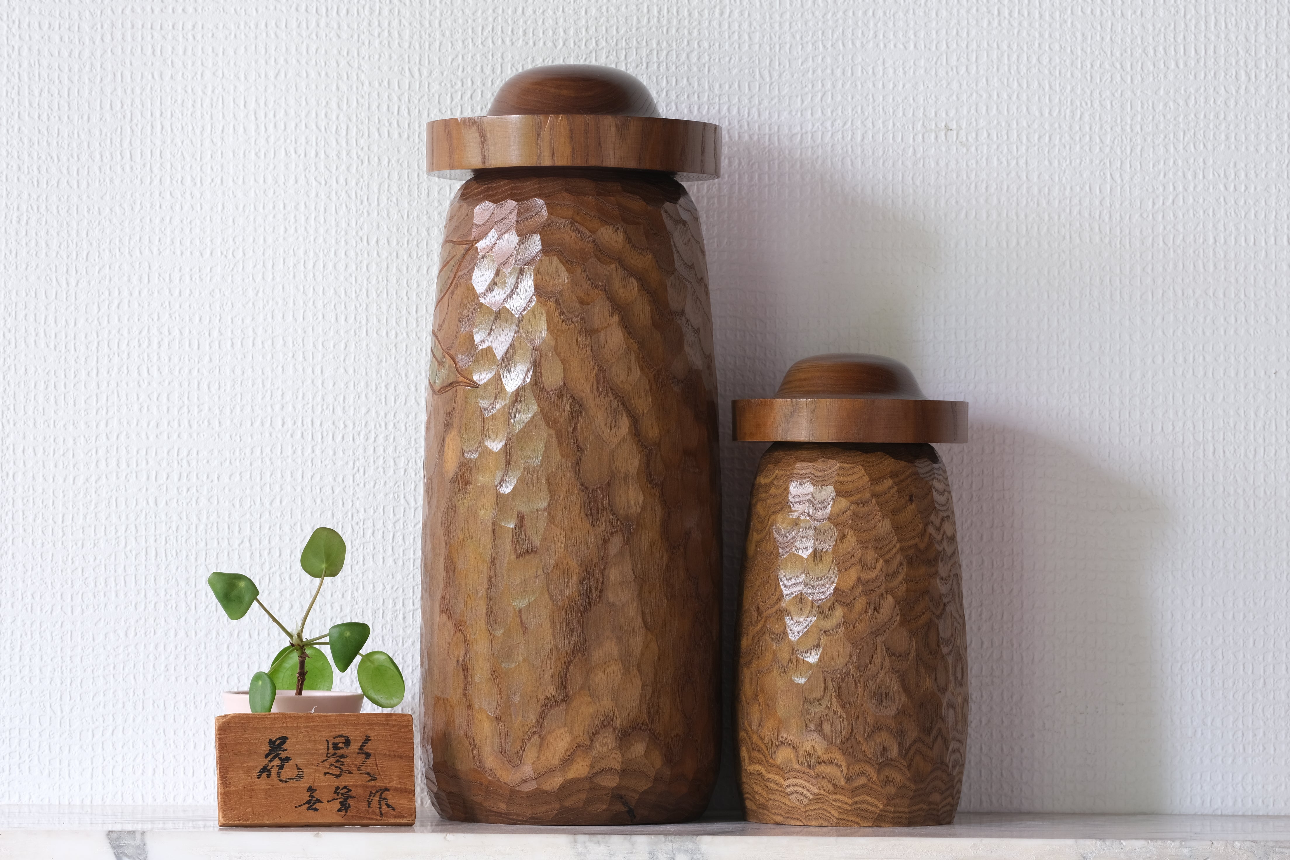 Exclusive Pair of Vintage Creative Kokeshi by Miyajima Muhitsu 宮島 無筆 (1929-) | Titled: 花影 - 'Hanakage' - 'Shade of Blossoms' | 22 cm and 35,5 cm