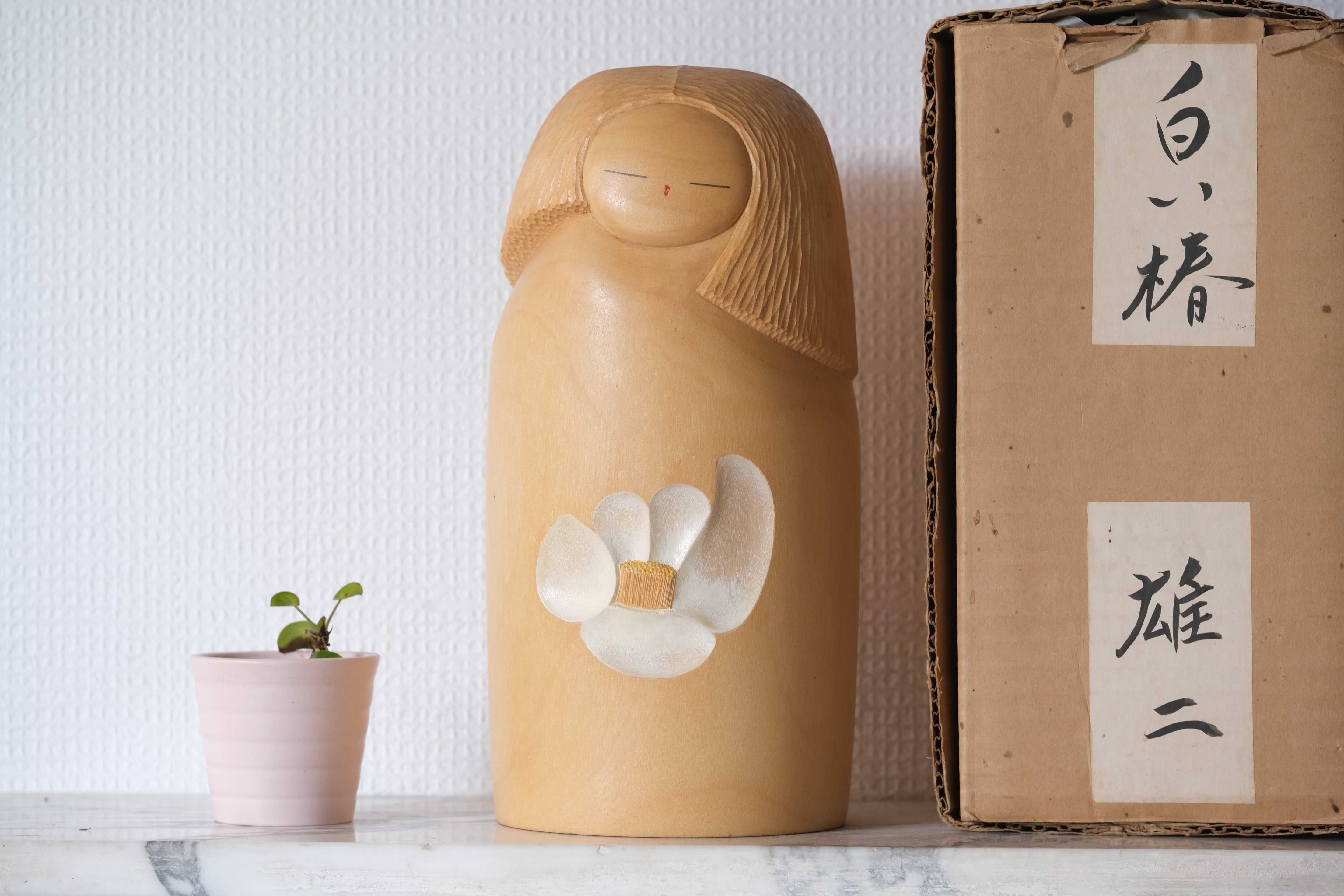 Exclusive Vintage Sosaku Kokeshi by Watanabe Yuji 渡辺雄二 (1951-) | Title: White Camellia  白い椿 | With Original Box | 26,5 cm